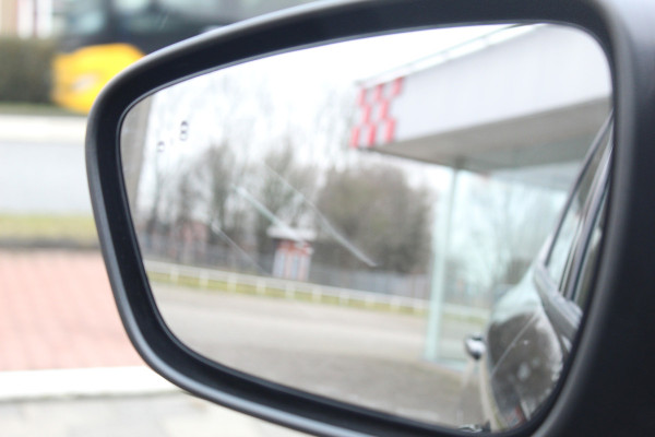 Ford Kuga 2.5 PHEV ST-Line X , 1500kg Trekgewicht Hybride rijden voor een reële prijs ! Adaptive Cruise Control, Stoel-, stuur- en voorraamverwarming, Climate Control, Metallic lak, Camera v+a, Elektr. achterklep, Side- en lane assist etc.