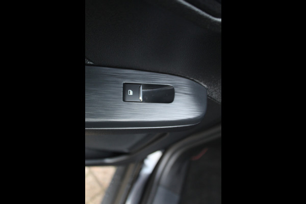 Ford Kuga 2.5 PHEV ST-Line X , 1500kg Trekgewicht Hybride rijden voor een reële prijs ! Adaptive Cruise Control, Stoel-, stuur- en voorraamverwarming, Climate Control, Metallic lak, Camera v+a, Elektr. achterklep, Side- en lane assist etc.