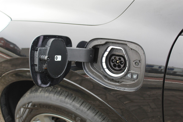 Ford Kuga 2.5 PHEV ST-Line X , 1500kg Trekgewicht Hybride rijden voor een reële prijs ! Adaptive Cruise Control, Stoel-, stuur- en voorraamverwarming, Climate Control, Metallic lak, Camera v+a, Elektr. achterklep, Side- en lane assist etc.