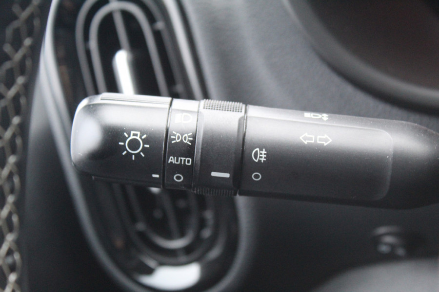 Kia Picanto 1.0-67pk DPi DynamicLine. Kwalitatief erg goed wagen voor jaren zorgeloos rijplezier! Airco, metallic lak, camera, cruise control, elektr. ramen v+a, Android auto/Apple carplay, DAB radio, USB aansl., LM wielen etc