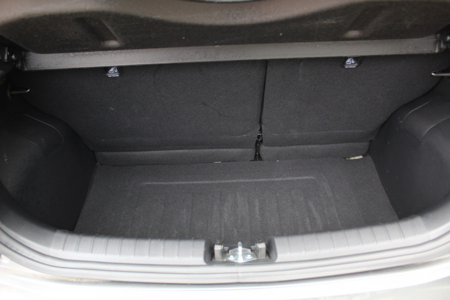 Kia Picanto 1.0-67pk DPi DynamicLine. Kwalitatief erg goed wagen voor jaren zorgeloos rijplezier! Airco, metallic lak, camera, cruise control, elektr. ramen v+a, Android auto/Apple carplay, DAB radio, USB aansl., LM wielen etc