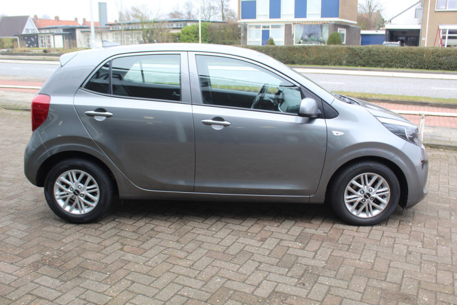 Kia Picanto 1.0-67pk DPi DynamicLine. Kwalitatief erg goed wagen voor jaren zorgeloos rijplezier! Airco, metallic lak, camera, cruise control, elektr. ramen v+a, Android auto/Apple carplay, DAB radio, USB aansl., LM wielen etc