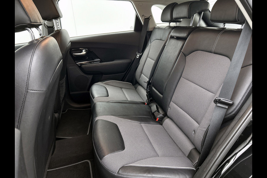 Kia e-Niro DynamicLine 64 kWh (NAVIGATIE, STOEL-/STUURVERWARMING, ADAPTIVE CRUISE, CARPLAY, 1e EIGENAAR)