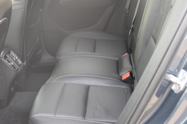 Volvo XC40 T3 163PK Inscription Navigatie / Semi elektrisch wegklapbare trekhaak / Lederen bekleding / Verwarmbare voorstoelen / Lichtmetalen velgen