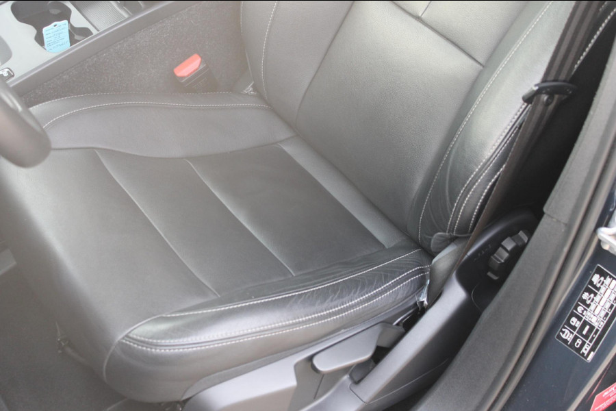 Volvo XC40 T3 163PK Inscription Navigatie / Semi elektrisch wegklapbare trekhaak / Lederen bekleding / Verwarmbare voorstoelen / Lichtmetalen velgen