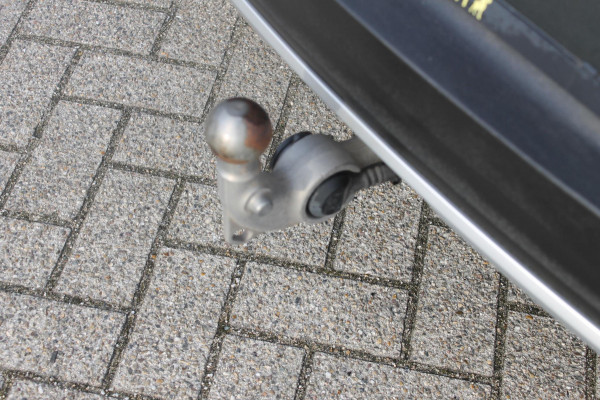 Volvo XC40 T3 163PK Inscription Navigatie / Semi elektrisch wegklapbare trekhaak / Lederen bekleding / Verwarmbare voorstoelen / Lichtmetalen velgen