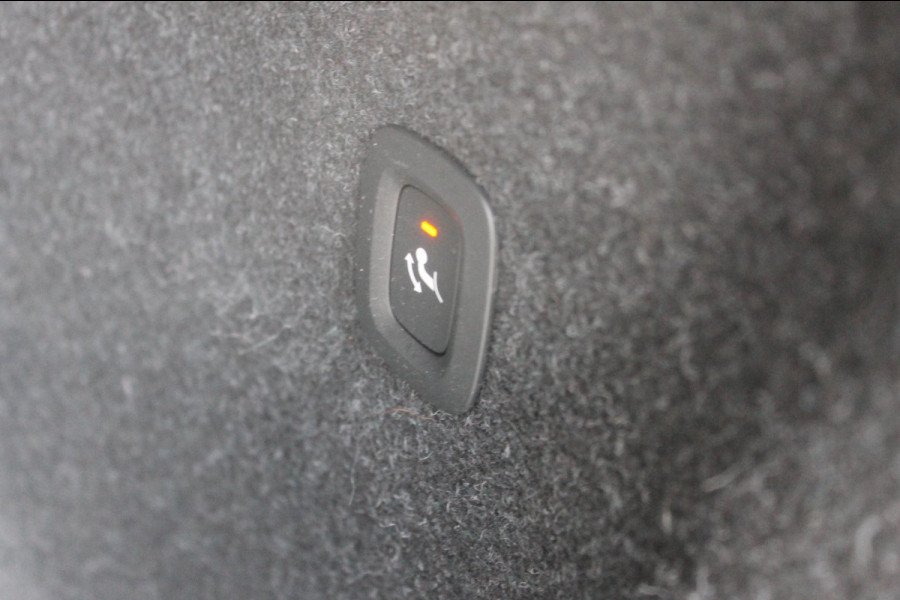 Volvo XC40 T3 163PK Inscription Navigatie / Semi elektrisch wegklapbare trekhaak / Lederen bekleding / Verwarmbare voorstoelen / Lichtmetalen velgen