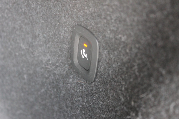 Volvo XC40 T3 163PK Inscription Navigatie / Semi elektrisch wegklapbare trekhaak / Lederen bekleding / Verwarmbare voorstoelen / Lichtmetalen velgen