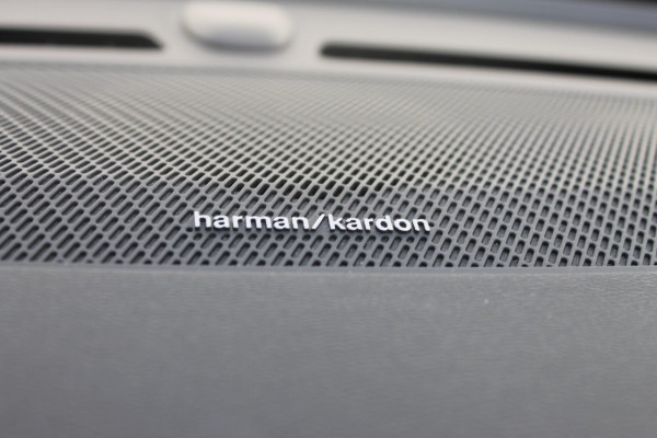 Volvo XC40 T3 163PK Inscription Navigatie / Semi elektrisch wegklapbare trekhaak / Lederen bekleding / Verwarmbare voorstoelen / Lichtmetalen velgen