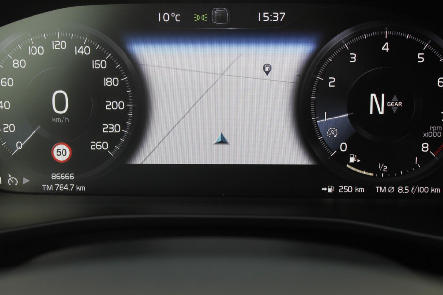 Volvo XC40 T3 163PK Inscription Navigatie / Semi elektrisch wegklapbare trekhaak / Lederen bekleding / Verwarmbare voorstoelen / Lichtmetalen velgen