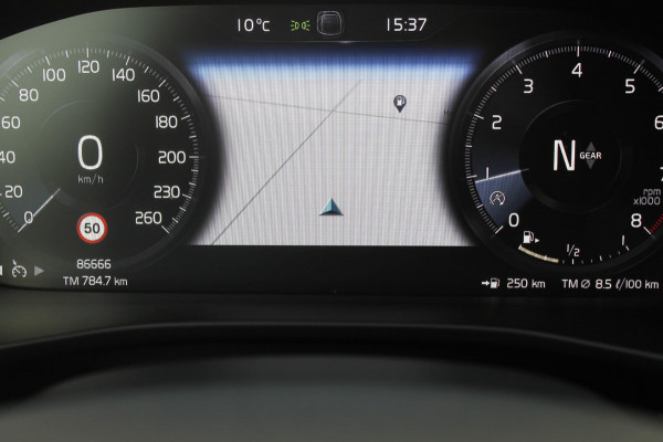 Volvo XC40 T3 163PK Inscription Navigatie / Semi elektrisch wegklapbare trekhaak / Lederen bekleding / Verwarmbare voorstoelen / Lichtmetalen velgen