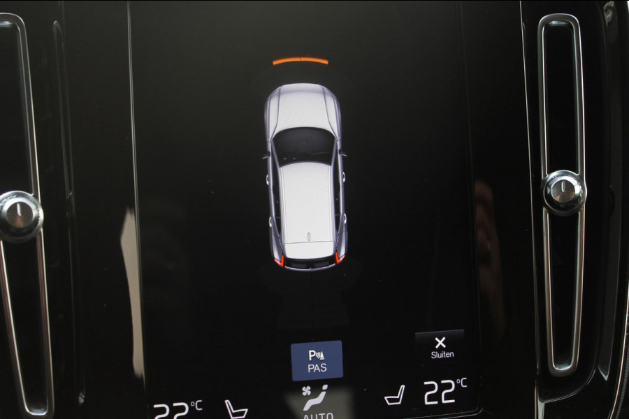 Volvo XC40 T3 163PK Inscription Navigatie / Semi elektrisch wegklapbare trekhaak / Lederen bekleding / Verwarmbare voorstoelen / Lichtmetalen velgen