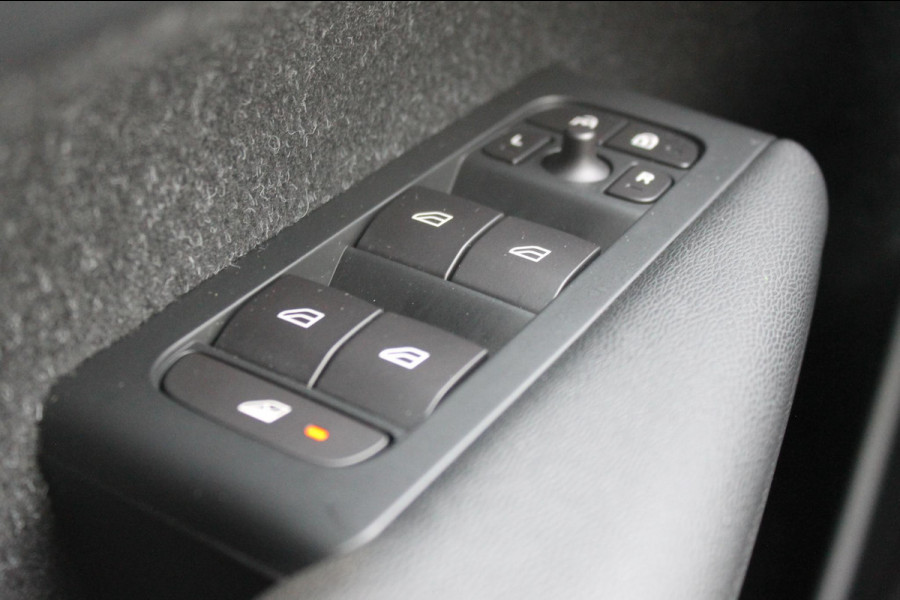 Volvo XC40 T3 163PK Inscription Navigatie / Semi elektrisch wegklapbare trekhaak / Lederen bekleding / Verwarmbare voorstoelen / Lichtmetalen velgen