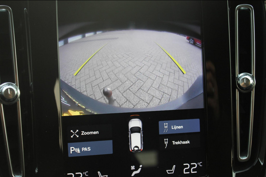 Volvo XC40 T3 163PK Inscription Navigatie / Semi elektrisch wegklapbare trekhaak / Lederen bekleding / Verwarmbare voorstoelen / Lichtmetalen velgen