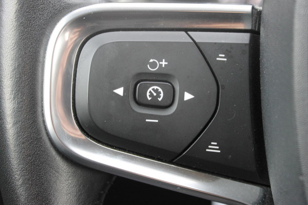 Volvo XC40 T3 163PK Inscription Navigatie / Semi elektrisch wegklapbare trekhaak / Lederen bekleding / Verwarmbare voorstoelen / Lichtmetalen velgen