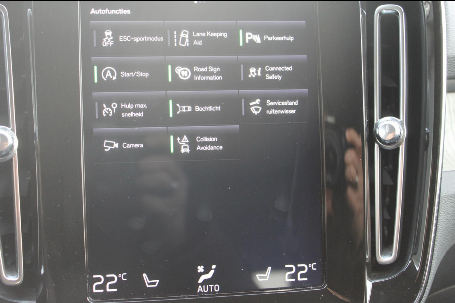 Volvo XC40 T3 163PK Inscription Navigatie / Semi elektrisch wegklapbare trekhaak / Lederen bekleding / Verwarmbare voorstoelen / Lichtmetalen velgen