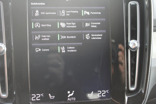 Volvo XC40 T3 163PK Inscription Navigatie / Semi elektrisch wegklapbare trekhaak / Lederen bekleding / Verwarmbare voorstoelen / Lichtmetalen velgen