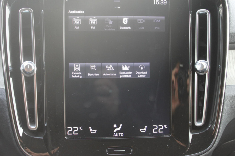 Volvo XC40 T3 163PK Inscription Navigatie / Semi elektrisch wegklapbare trekhaak / Lederen bekleding / Verwarmbare voorstoelen / Lichtmetalen velgen