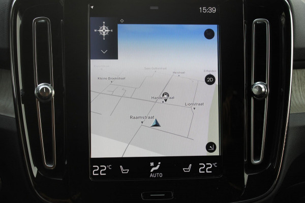 Volvo XC40 T3 163PK Inscription Navigatie / Semi elektrisch wegklapbare trekhaak / Lederen bekleding / Verwarmbare voorstoelen / Lichtmetalen velgen