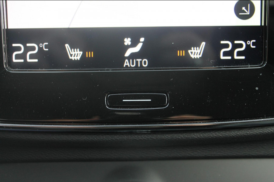 Volvo XC40 T3 163PK Inscription Navigatie / Semi elektrisch wegklapbare trekhaak / Lederen bekleding / Verwarmbare voorstoelen / Lichtmetalen velgen