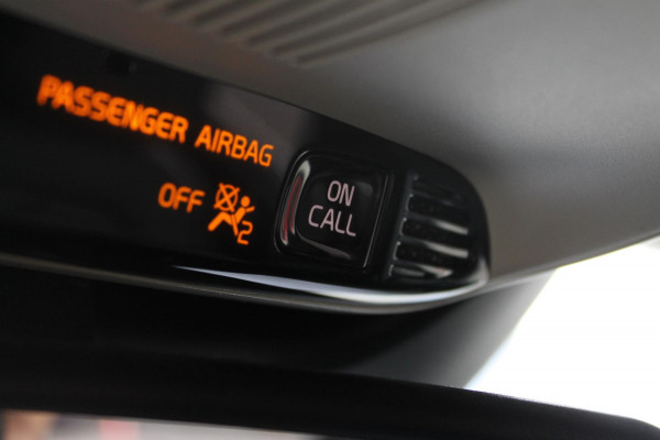 Volvo XC40 T3 163PK Inscription Navigatie / Semi elektrisch wegklapbare trekhaak / Lederen bekleding / Verwarmbare voorstoelen / Lichtmetalen velgen