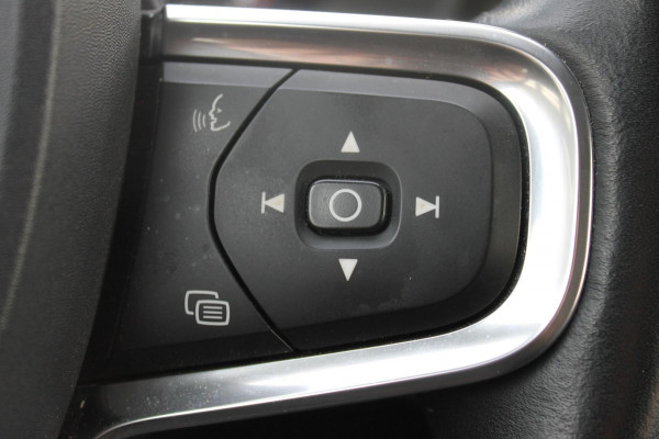 Volvo XC40 T3 163PK Inscription Navigatie / Semi elektrisch wegklapbare trekhaak / Lederen bekleding / Verwarmbare voorstoelen / Lichtmetalen velgen