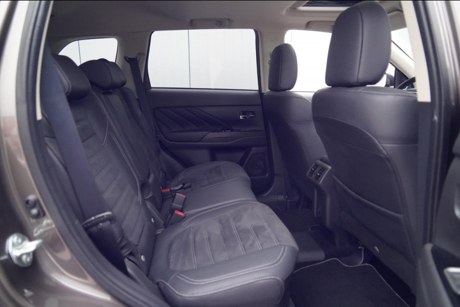 Mitsubishi Outlander 2.4 PHEV Intense+ / 1e Eigenaar / 11dkm NAP / Schuifdak / Dealer onderhouden / Navi / Stoelverw.