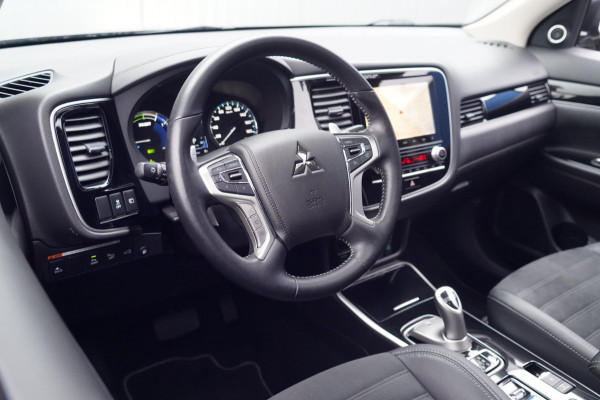 Mitsubishi Outlander 2.4 PHEV Intense+ / 1e Eigenaar / 11dkm NAP / Schuifdak / Dealer onderhouden / Navi / Stoelverw.