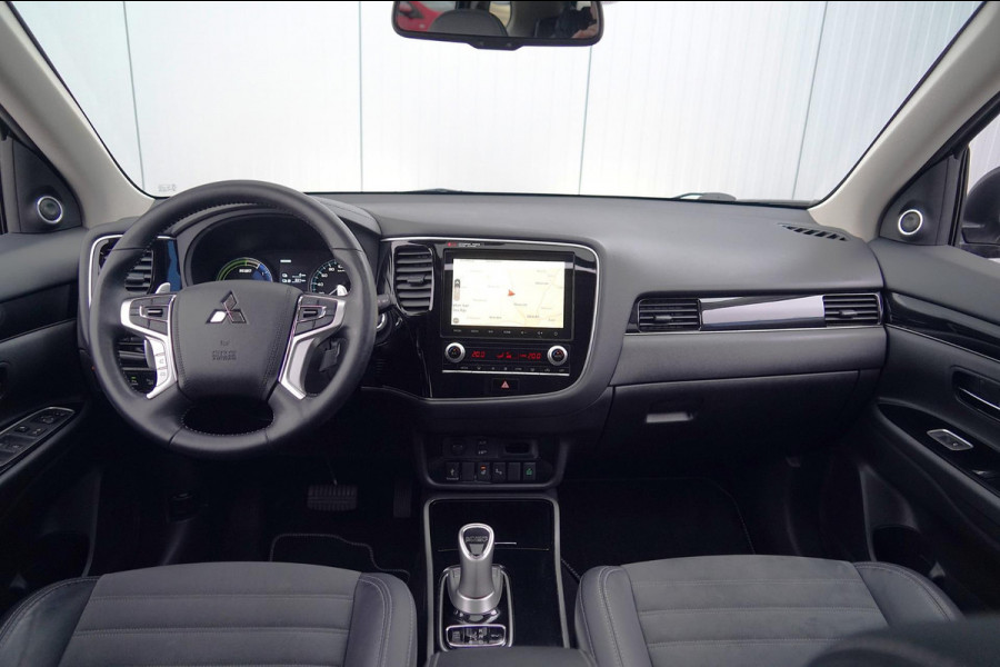 Mitsubishi Outlander 2.4 PHEV Intense+ / 1e Eigenaar / 11dkm NAP / Schuifdak / Dealer onderhouden / Navi / Stoelverw.