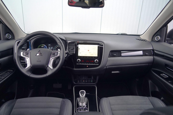 Mitsubishi Outlander 2.4 PHEV Intense+ / 1e Eigenaar / 11dkm NAP / Schuifdak / Dealer onderhouden / Navi / Stoelverw.