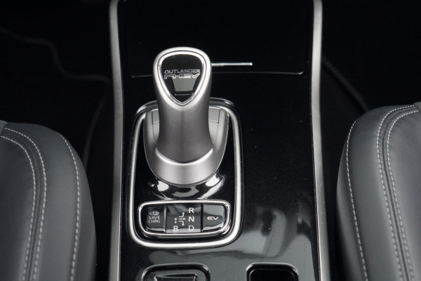 Mitsubishi Outlander 2.4 PHEV Intense+ / 1e Eigenaar / 11dkm NAP / Schuifdak / Dealer onderhouden / Navi / Stoelverw.