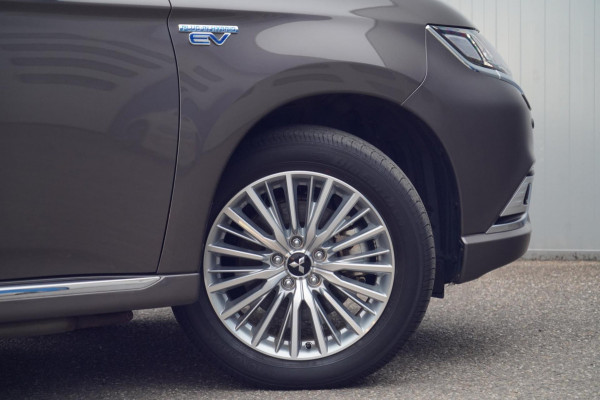 Mitsubishi Outlander 2.4 PHEV Intense+ / 1e Eigenaar / 11dkm NAP / Schuifdak / Dealer onderhouden / Navi / Stoelverw.