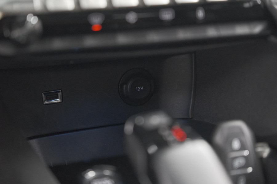 Peugeot 5008 PureTech 130 EAT8 Active Pack | 7 Zitplaatsen | Apple Carplay | Parkeersensoren | Navigatie