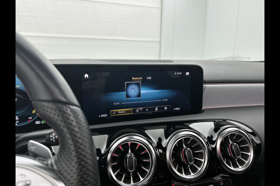 Mercedes-Benz A-Klasse 200 Business Solution AMG (PANORAMADAK, SFEERVERLICHTING, CAMERA, 1e EIGENAAR, GOED ONDERHOUDEN)