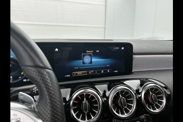 Mercedes-Benz A-Klasse 200 Business Solution AMG (PANORAMADAK, SFEERVERLICHTING, CAMERA, 1e EIGENAAR, GOED ONDERHOUDEN)