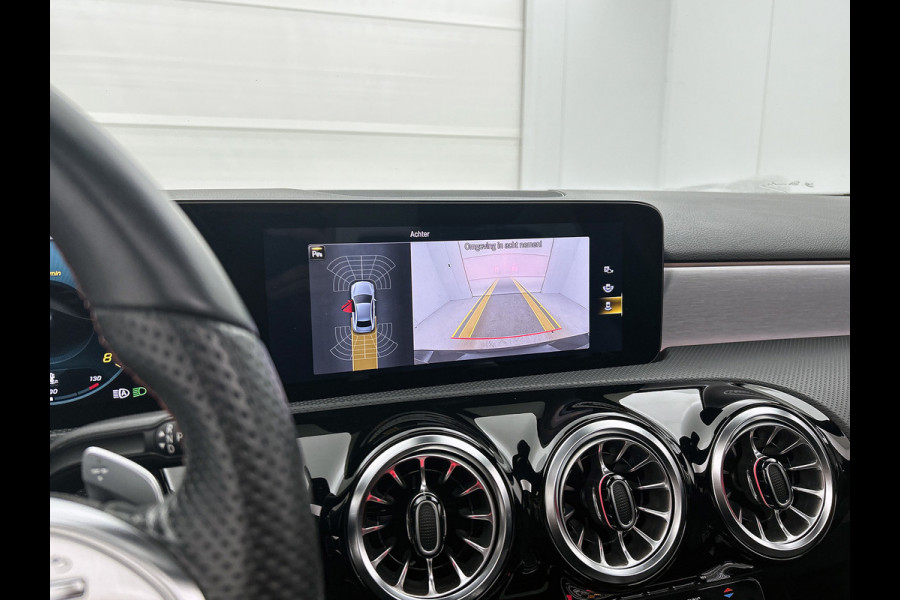 Mercedes-Benz A-Klasse 200 Business Solution AMG (PANORAMADAK, SFEERVERLICHTING, CAMERA, 1e EIGENAAR, GOED ONDERHOUDEN)