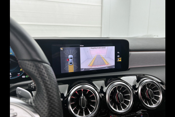 Mercedes-Benz A-Klasse 200 Business Solution AMG (PANORAMADAK, SFEERVERLICHTING, CAMERA, 1e EIGENAAR, GOED ONDERHOUDEN)