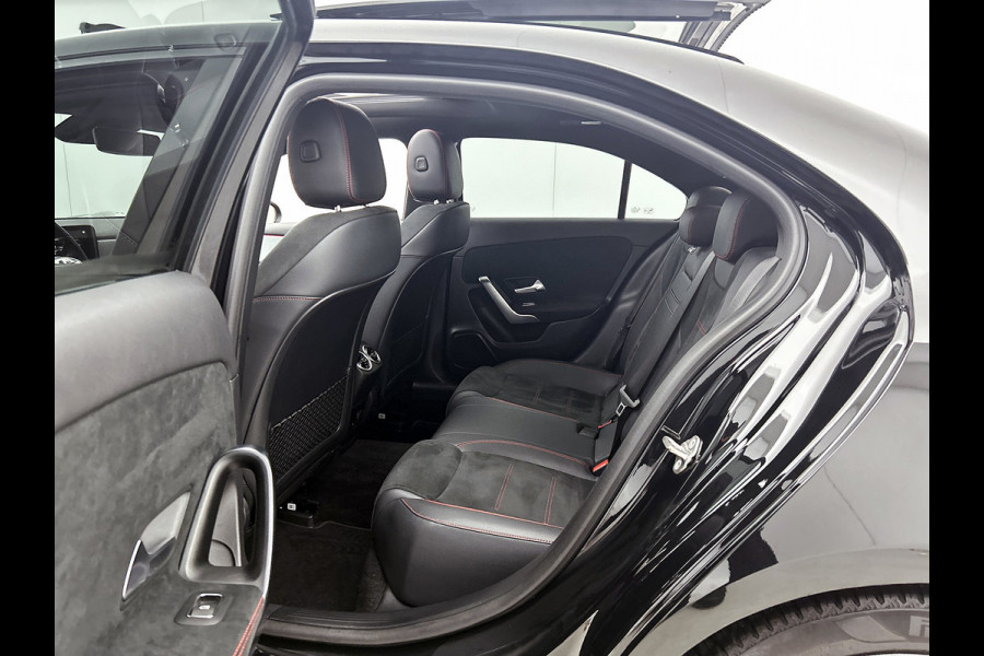 Mercedes-Benz A-Klasse 200 Business Solution AMG (PANORAMADAK, SFEERVERLICHTING, CAMERA, 1e EIGENAAR, GOED ONDERHOUDEN)