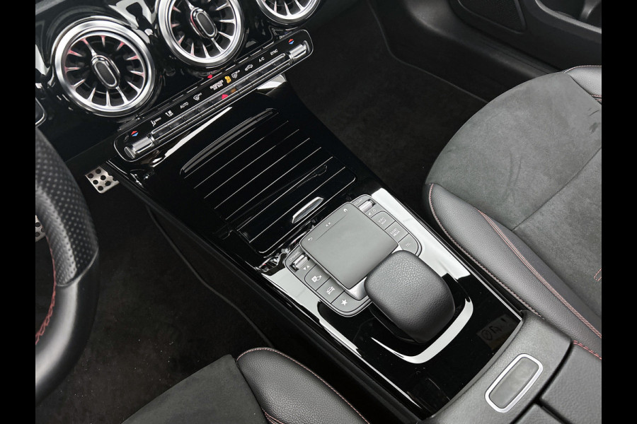 Mercedes-Benz A-Klasse 200 Business Solution AMG (PANORAMADAK, SFEERVERLICHTING, CAMERA, 1e EIGENAAR, GOED ONDERHOUDEN)