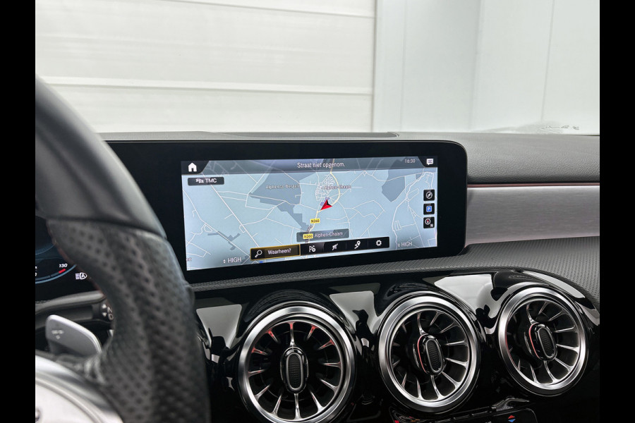 Mercedes-Benz A-Klasse 200 Business Solution AMG (PANORAMADAK, SFEERVERLICHTING, CAMERA, 1e EIGENAAR, GOED ONDERHOUDEN)