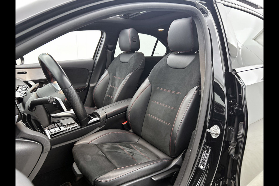 Mercedes-Benz A-Klasse 200 Business Solution AMG (PANORAMADAK, SFEERVERLICHTING, CAMERA, 1e EIGENAAR, GOED ONDERHOUDEN)