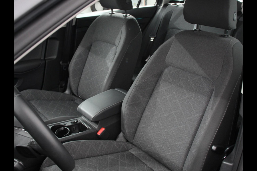 Volkswagen Golf Variant 1.5 eTSI 130pk DSG Life | Navigatie | Apple Carplay/Android Auto | Inklapbare trekhaak | Parkeersensoren | Adaptive Cruise Control | Stoel- en stuurverwarming | Climate Control | Lichtmetalen Velgen