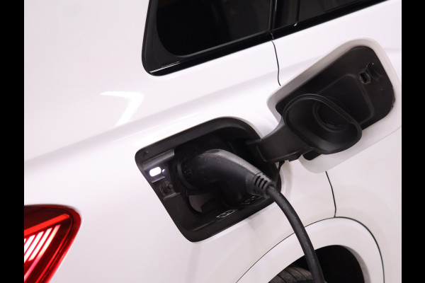 Audi Q4 e-tron 40 Launch edition S Competition 77 kWh [SCHUIFDAK, APPLE CARPLAY, VIRTUAL COCKPIT, STOELVERWARMING, CAMERA, NIEUWSTAAT]