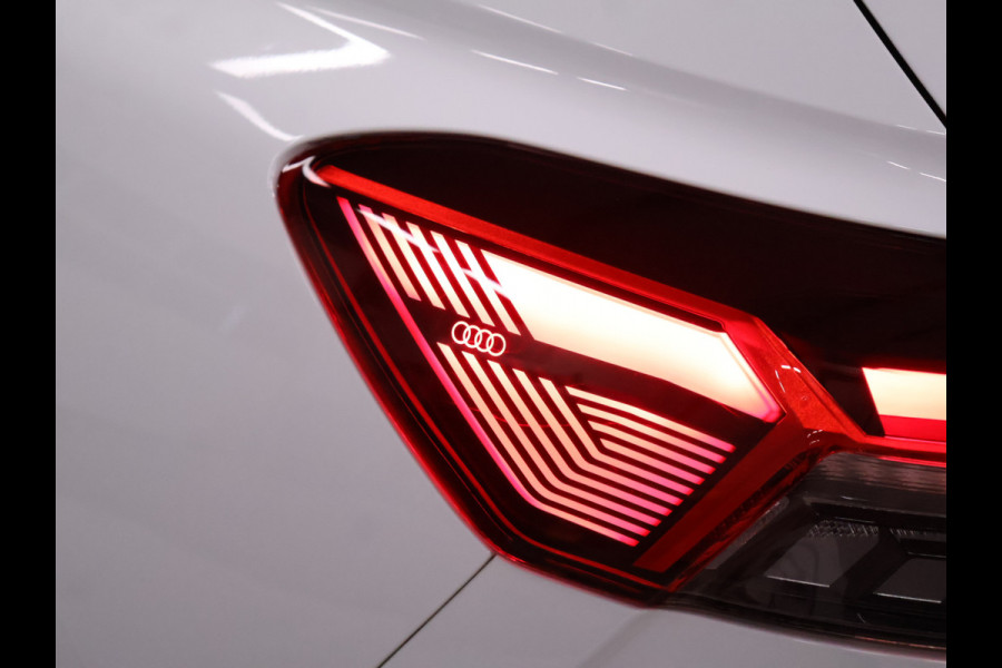 Audi Q4 e-tron 40 Launch edition S Competition 77 kWh [SCHUIFDAK, APPLE CARPLAY, VIRTUAL COCKPIT, STOELVERWARMING, CAMERA, NIEUWSTAAT]