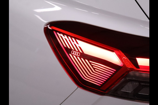 Audi Q4 e-tron 40 Launch edition S Competition 77 kWh [SCHUIFDAK, APPLE CARPLAY, VIRTUAL COCKPIT, STOELVERWARMING, CAMERA, NIEUWSTAAT]