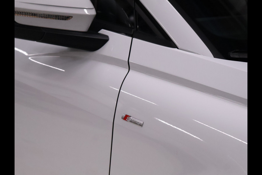 Audi Q4 e-tron 40 Launch edition S Competition 77 kWh [SCHUIFDAK, APPLE CARPLAY, VIRTUAL COCKPIT, STOELVERWARMING, CAMERA, NIEUWSTAAT]