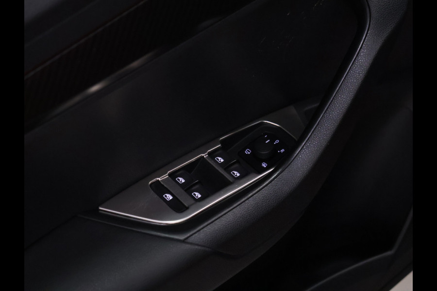 Škoda Karoq 1.5 TSI ACT Sportline Business [SCHUIFDAK, APPLE CARPLAY, ANDROID AUTO, CAMERA, STOELVERWARMING, KOFFERKLEP ELEKTRISCH, NIEUWSTAAT]