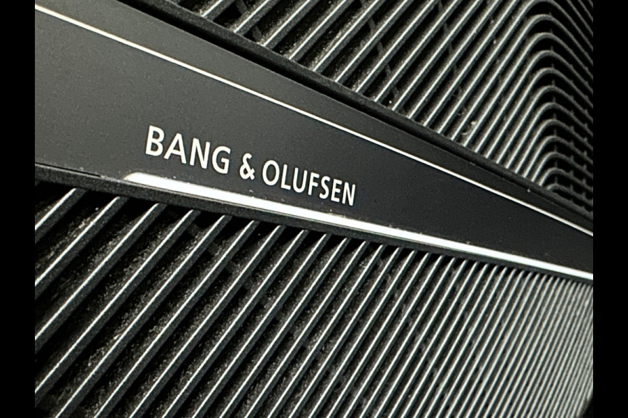 Audi Q5 300pk Hybrid S-Line | Luchtvering | Panorama | ACC | B&O Sound | Massage | Trekhaak | Matrix-LED | Head-Up | Sfeerverlichting | Leder | ISO-Glas | 3-Zone Clima | Standkachel | Bekerhouder Koeling/Verwarming | Stoelverwarming V+A | Zwarte Hemel | Carplay | Zonwering |