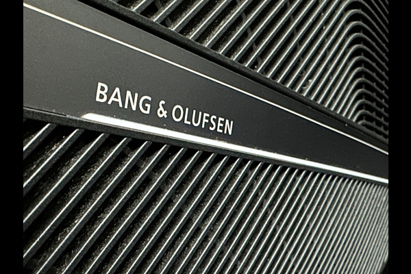 Audi Q5 300pk Hybrid S-Line | Luchtvering | Panorama | ACC | B&O Sound | Massage | Trekhaak | Matrix-LED | Head-Up | Sfeerverlichting | Leder | ISO-Glas | 3-Zone Clima | Standkachel | Bekerhouder Koeling/Verwarming | Stoelverwarming V+A | Zwarte Hemel | Carplay | Zonwering |