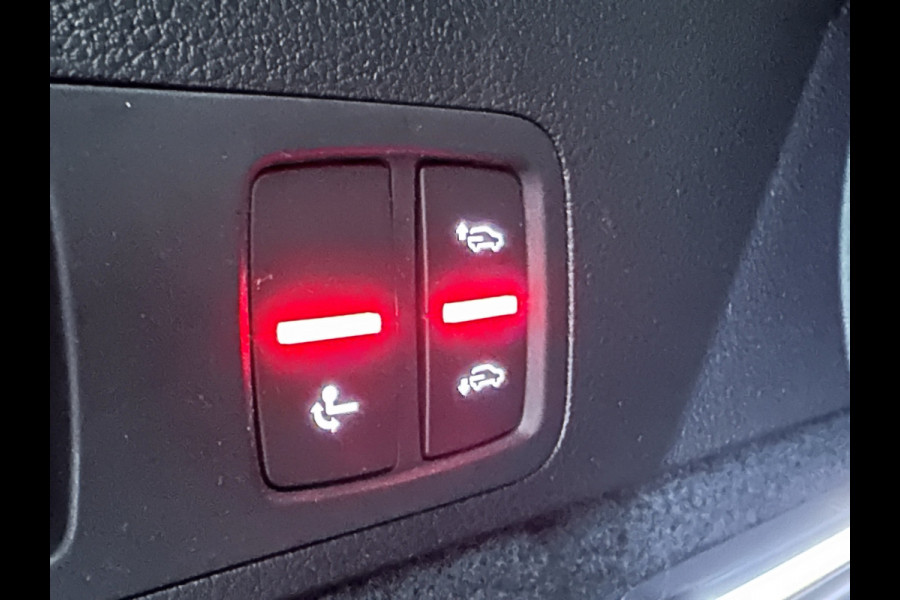 Audi Q5 300pk Hybrid S-Line | Luchtvering | Panorama | ACC | B&O Sound | Massage | Trekhaak | Matrix-LED | Head-Up | Sfeerverlichting | Leder | ISO-Glas | 3-Zone Clima | Standkachel | Bekerhouder Koeling/Verwarming | Stoelverwarming V+A | Zwarte Hemel | Carplay | Zonwering |